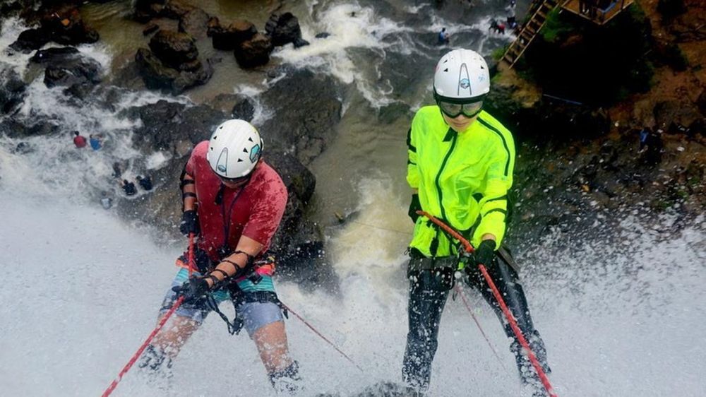 8 Aksi seru Ririn Ekawati & Ibnu Jamil turuni tebing air terjun