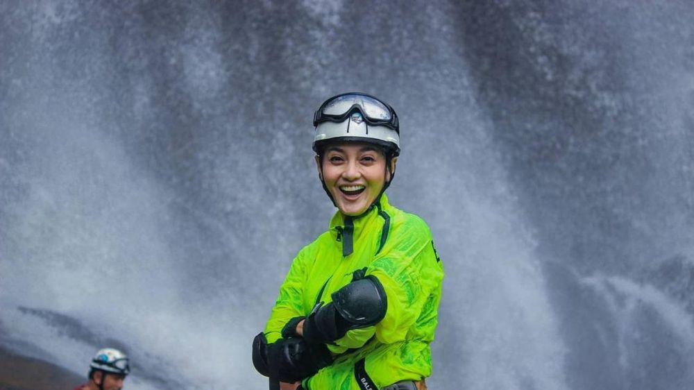 8 Aksi seru Ririn Ekawati & Ibnu Jamil turuni tebing air terjun