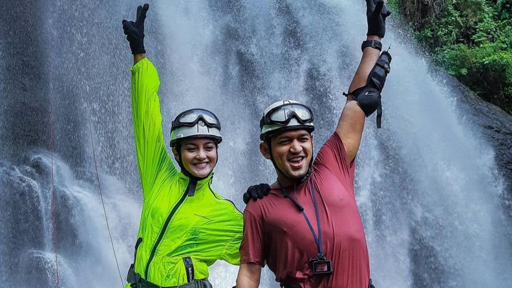 8 Aksi seru Ririn Ekawati & Ibnu Jamil turuni tebing air terjun