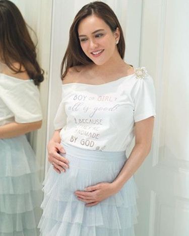 Gaya 10 pesinetron rayakan baby shower, Dinda Hauw sederhana