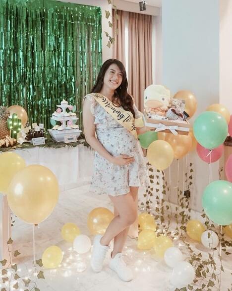 Gaya 10 pesinetron rayakan baby shower, Dinda Hauw sederhana