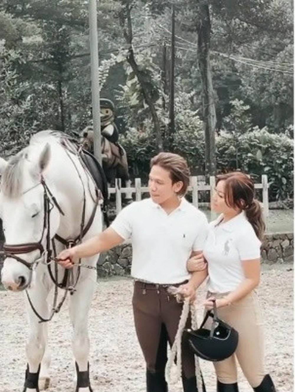 8 Pemotretan terbaru Jordi Onsu dan Frislly Herlind, elegan dan sporty