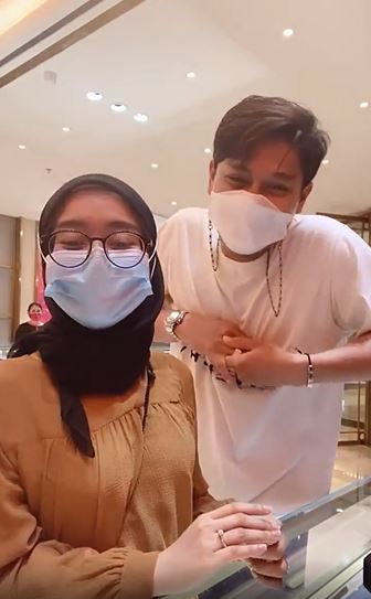 8 Potret detail cincin lamaran Lesty & Rizky Billar, bertabur berlian