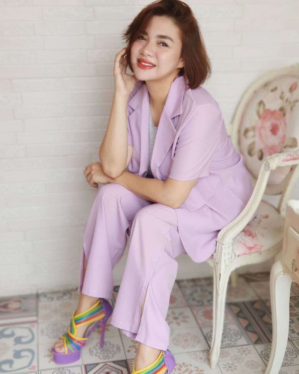 10 Potret Vicky Shu bergaya rambut pendek, sempat izin ke anak