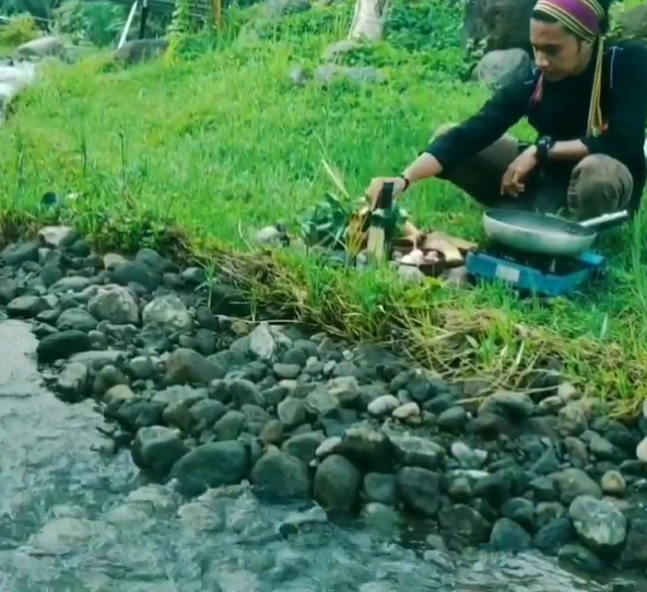 10 Potret La Ode kontestan viral MasterChef, hobi masak di alam bebas