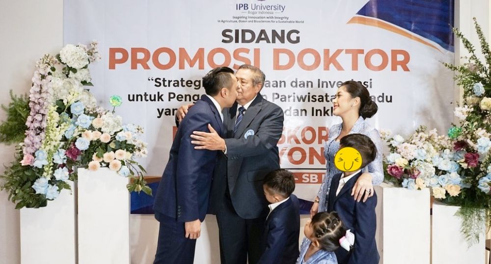 8 Momen Aliya Rajasa dampingi Edhie Baskoro Yudhoyono raih gelar S3