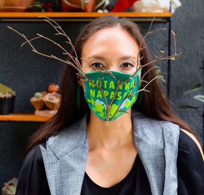 9 Potret Nadine Chandrawinata kenakan masker unik, penuh makna