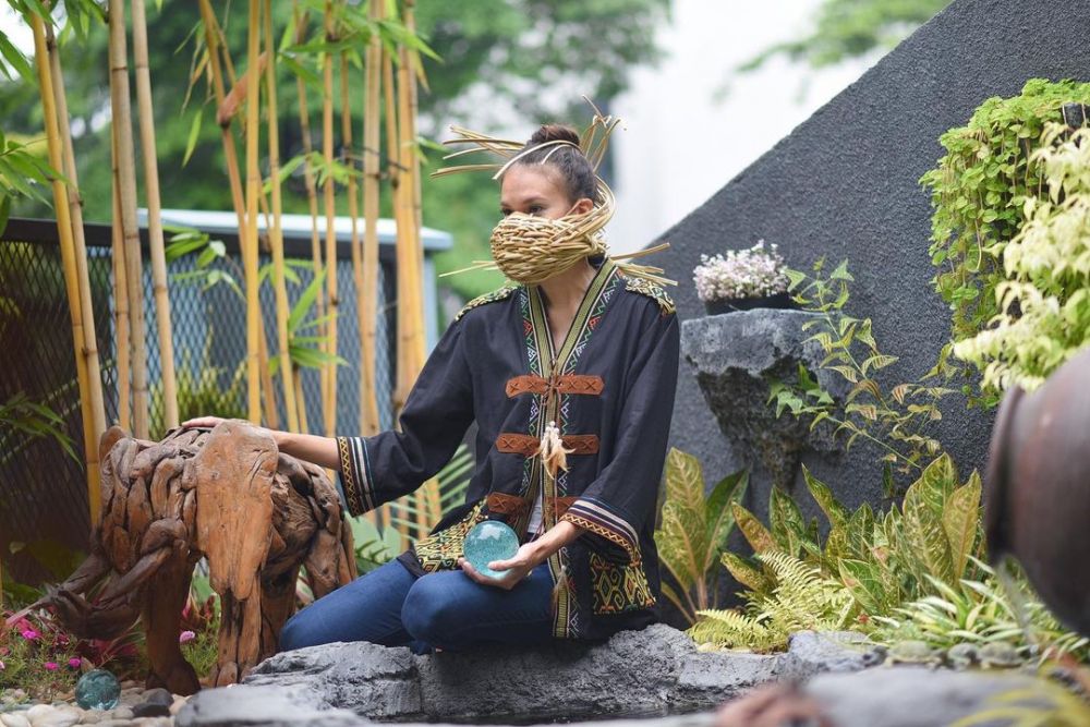 9 Potret Nadine Chandrawinata kenakan masker unik, penuh makna