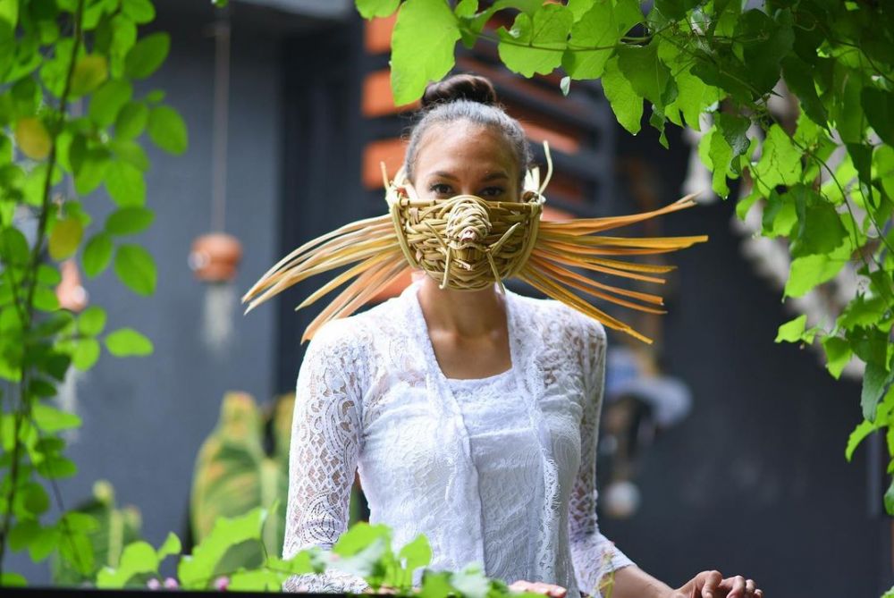 9 Potret Nadine Chandrawinata kenakan masker unik, penuh makna
