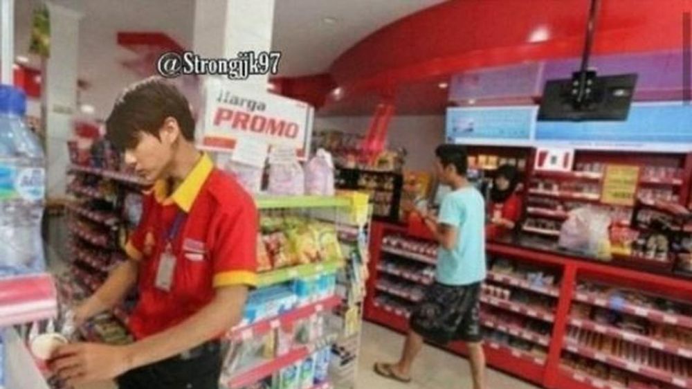 10 Editan personel BTS jadi seorang pelayan, bikin ramai pelanggan