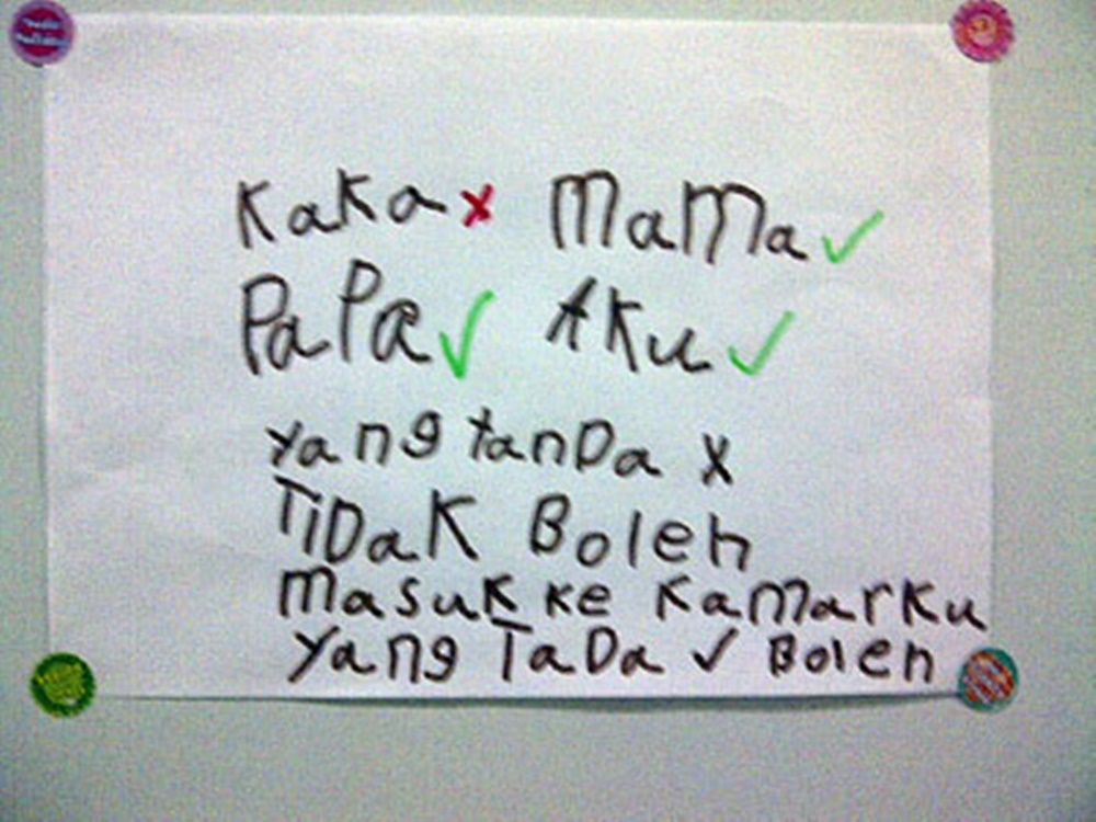 20 Peringatan nyeleneh di depan pintu ini bikin nggak bisa berkutik