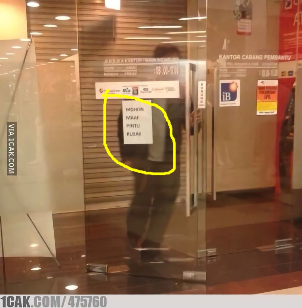 20 Peringatan nyeleneh di depan pintu ini bikin nggak bisa berkutik