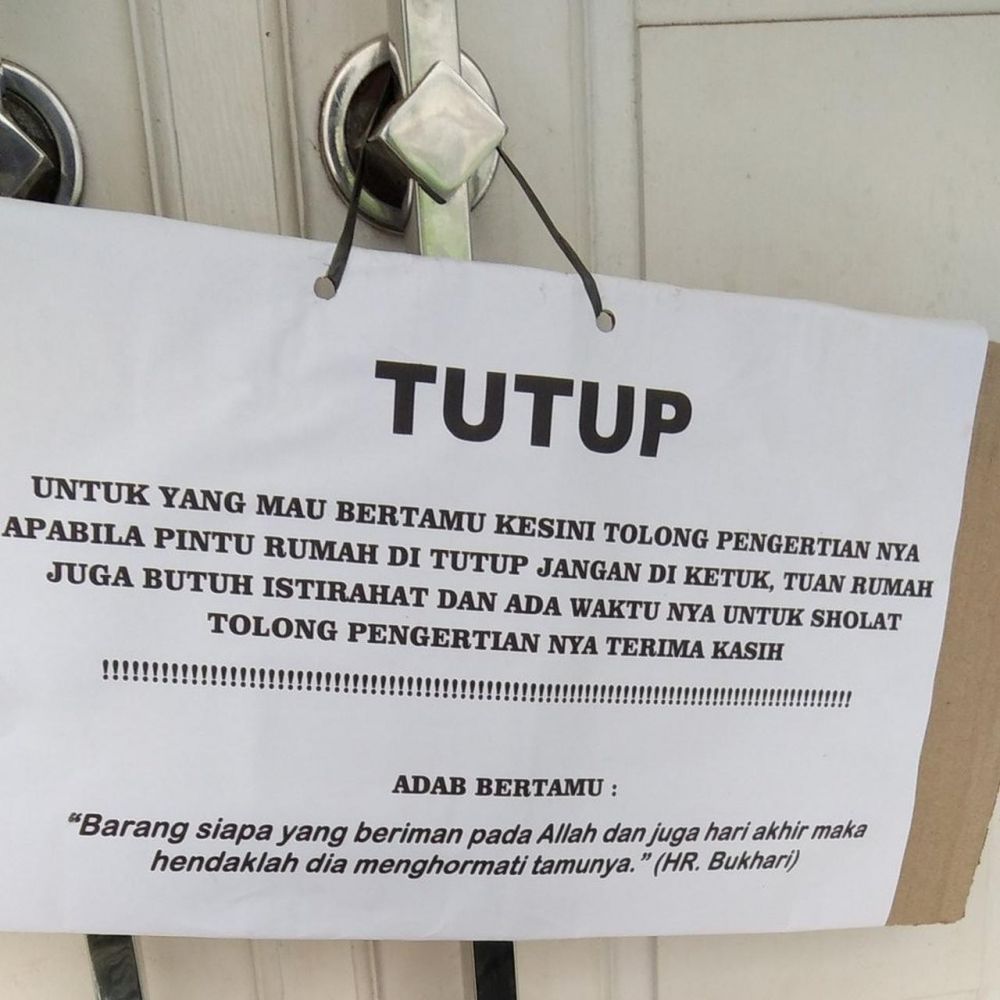 20 Peringatan nyeleneh di depan pintu ini bikin nggak bisa berkutik