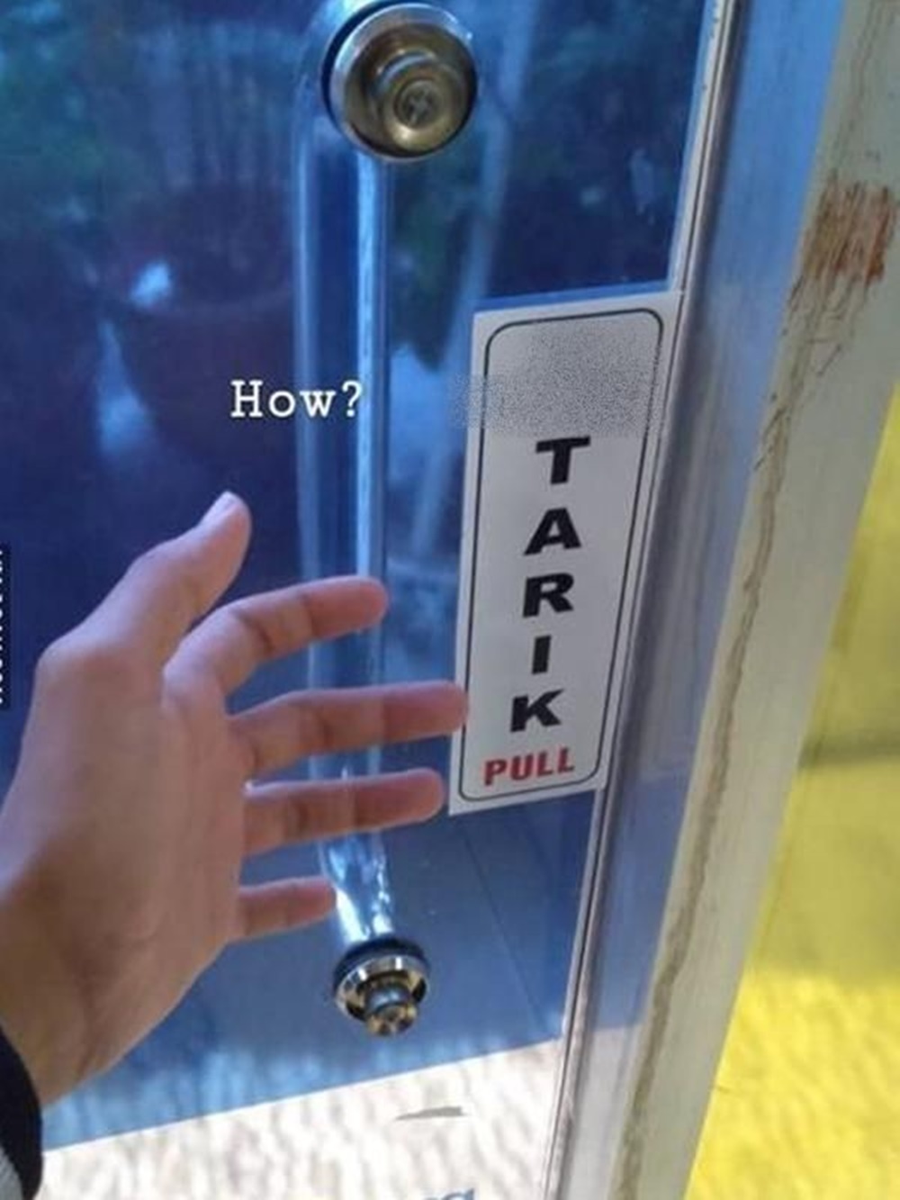 20 Peringatan nyeleneh di depan pintu ini bikin nggak bisa berkutik