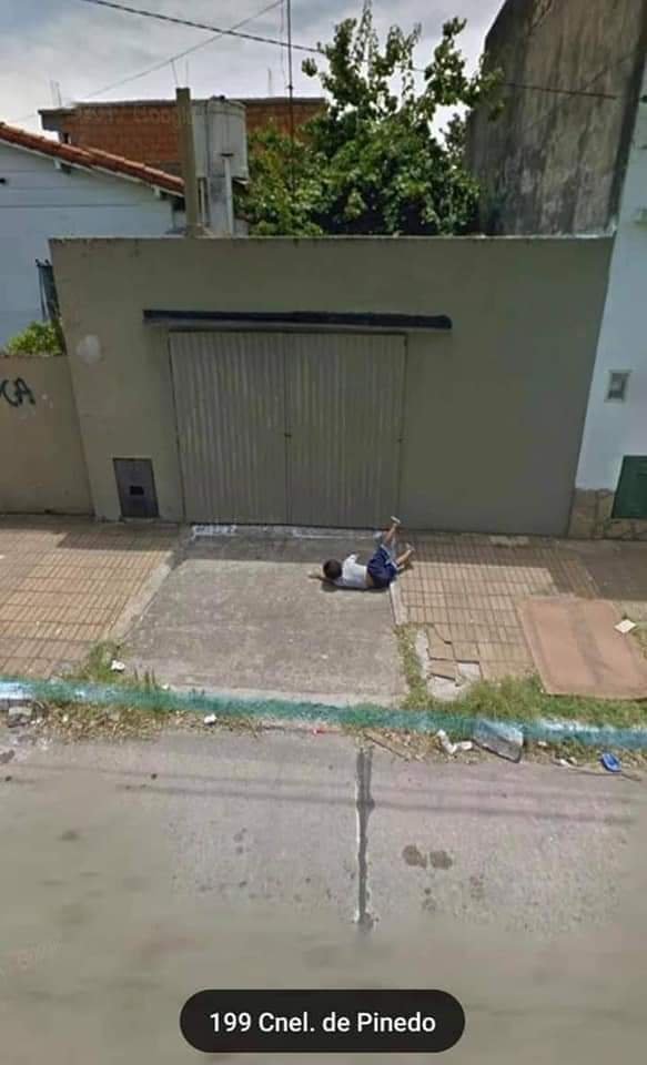10 Momen lucu pejalan kaki terekam Google Street View, bikin nyengir
