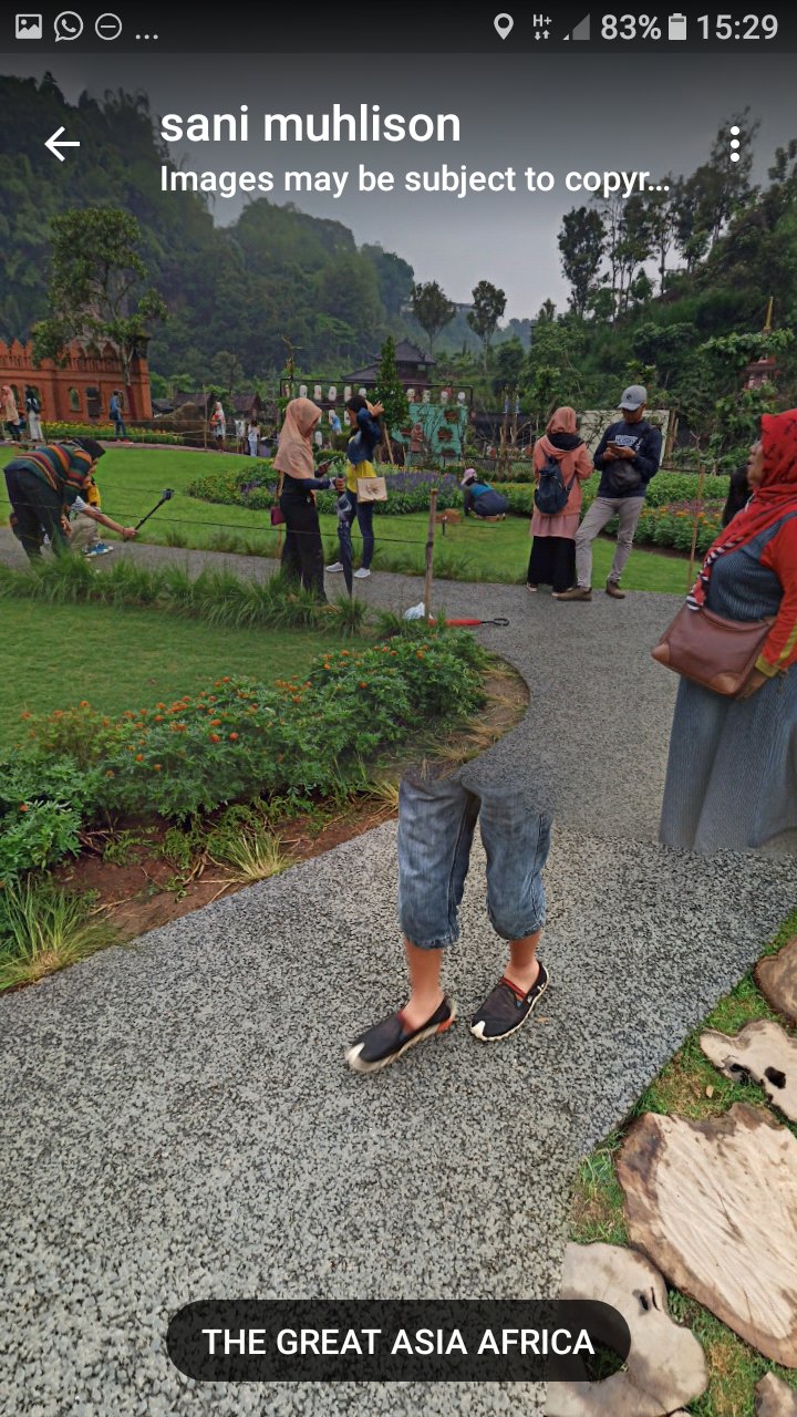 10 Momen lucu pejalan kaki terekam Google Street View, bikin nyengir