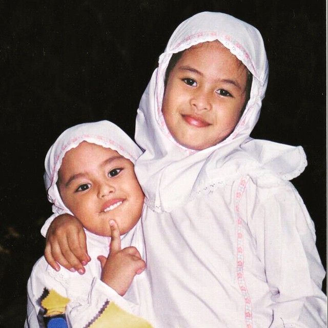 10 Potret masa kecil Maudy Ayunda dan adik, parasnya bikin gemas