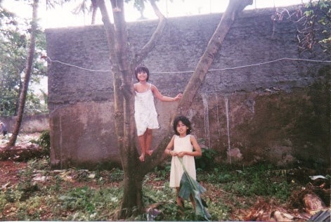 10 Potret masa kecil Maudy Ayunda dan adik, parasnya bikin gemas