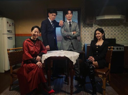 9 Momen pemain Sell Your Haunted House di luar syuting