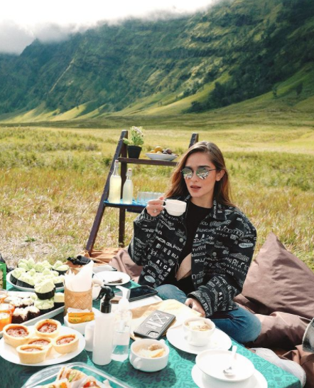 10 Gaya artis saat liburan ke Bromo, Atta dan Aurel romantis abis