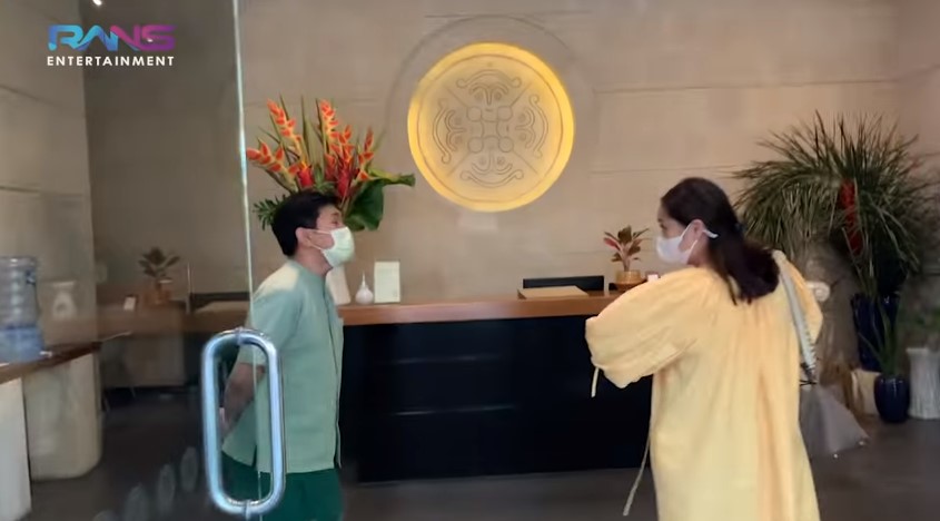 10 Momen Nagita Slavina borong peralatan makan, serasa toko sendiri