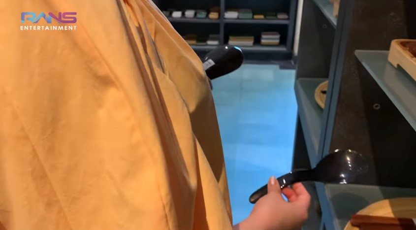 10 Momen Nagita Slavina borong peralatan makan, serasa toko sendiri