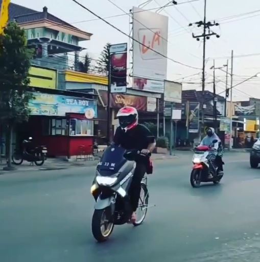 10 Momen lucu pesepeda di jalan raya ini bikin terkecoh