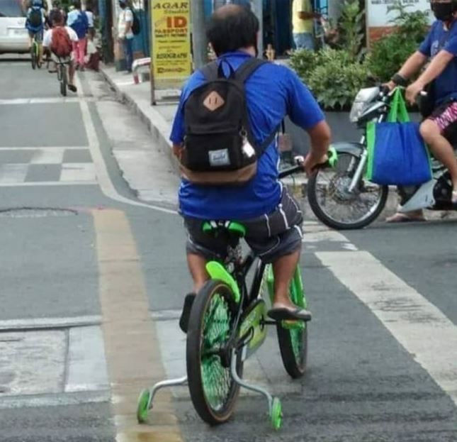 10 Momen lucu pesepeda di jalan raya ini bikin terkecoh