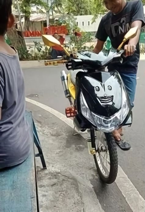 10 Momen lucu pesepeda di jalan raya ini bikin terkecoh