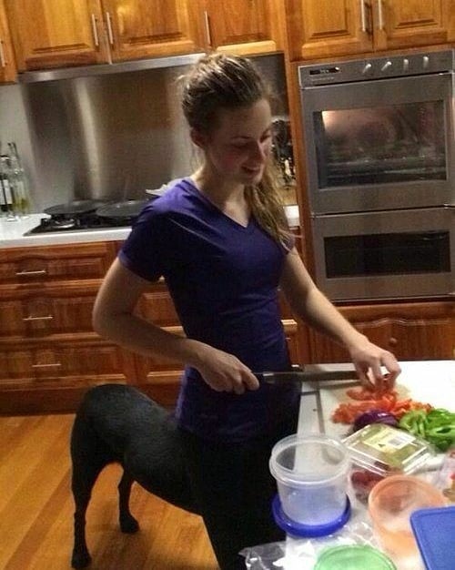 10 Momen lucu emak-emak dan hewan peliharaan bikin tepuk jidat