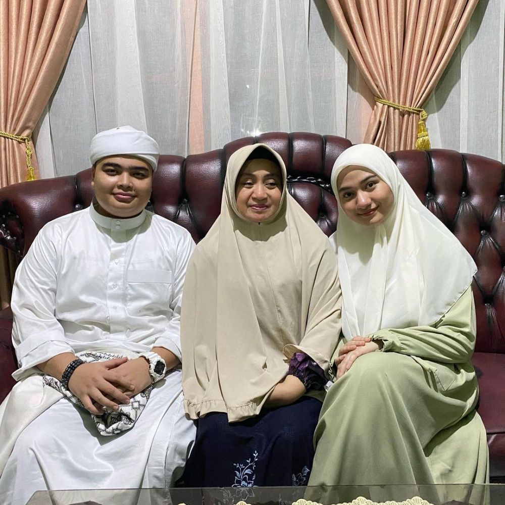 10 Potret cantik Nadzira Shafa, istri Ameer Azzikra adik Alvin Faiz