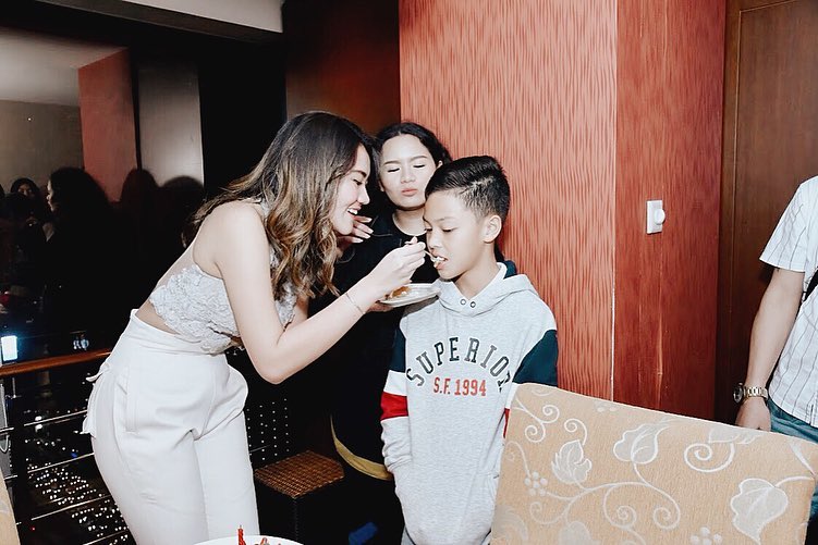 9 Potret kebersamaan Keanu Massaid, Aaliyah dan Zahwa, kompak