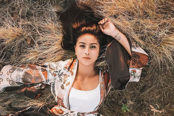 Gaya 10 seleb berlibur ke Pulau Padar, Nikita Willy curi perhatian