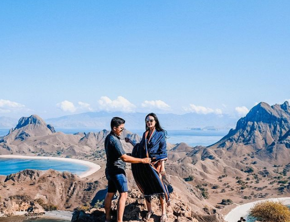 Gaya 10 seleb berlibur ke Pulau Padar, Nikita Willy curi perhatian