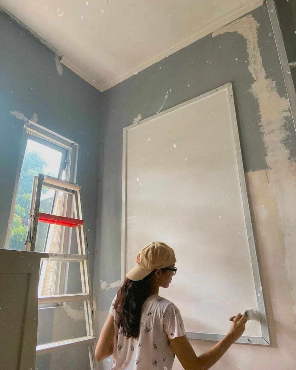 6 Seleb ini rela mengecat rumah sendiri, Marion Jola curi perhatian