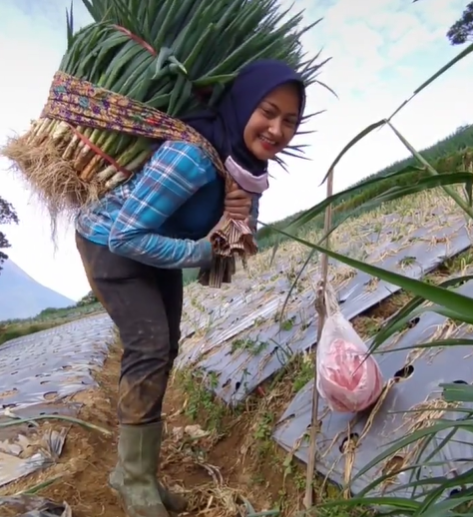 10 Potret Novi Listiana, pedangdut yang hijrah dan pilih jadi petani