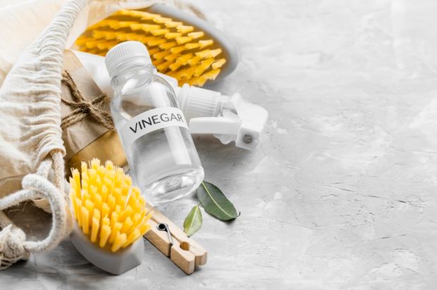 6 Cara mudah menghilangkan noda minyak di piring plastik