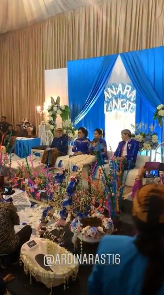 Potret prosesi tedak siten 7 anak seleb, terbaru Titi Radjo Bintang