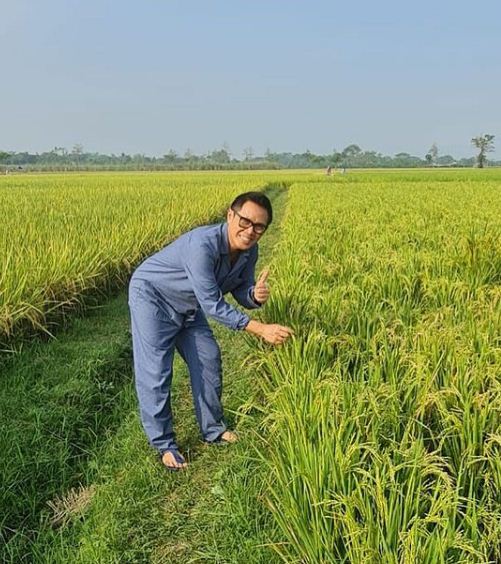 Pulang kampung, ini 7 momen Eko Patrio pakai baju tidur ke sawah