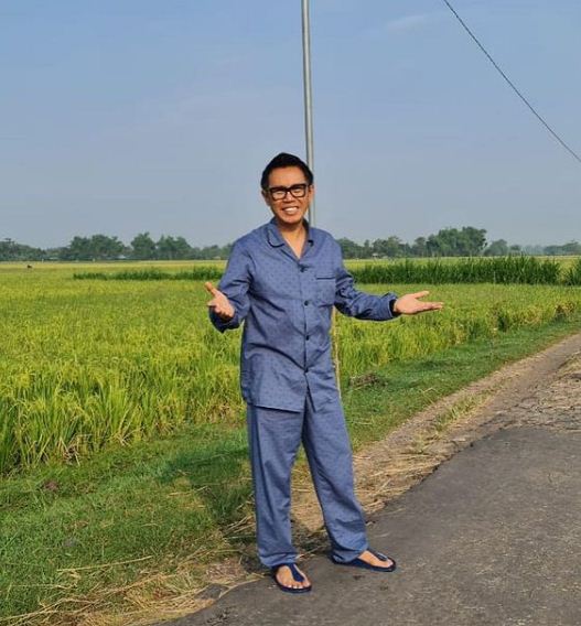 Pulang kampung, ini 7 momen Eko Patrio pakai baju tidur ke sawah