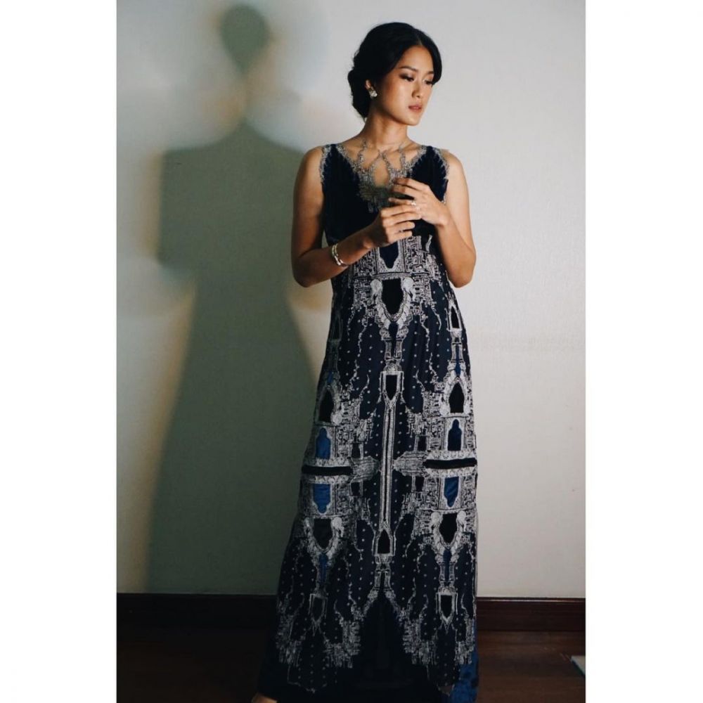 Biasa tampil tomboi, ini 10 potret anggun Prisia Nasution pakai dress