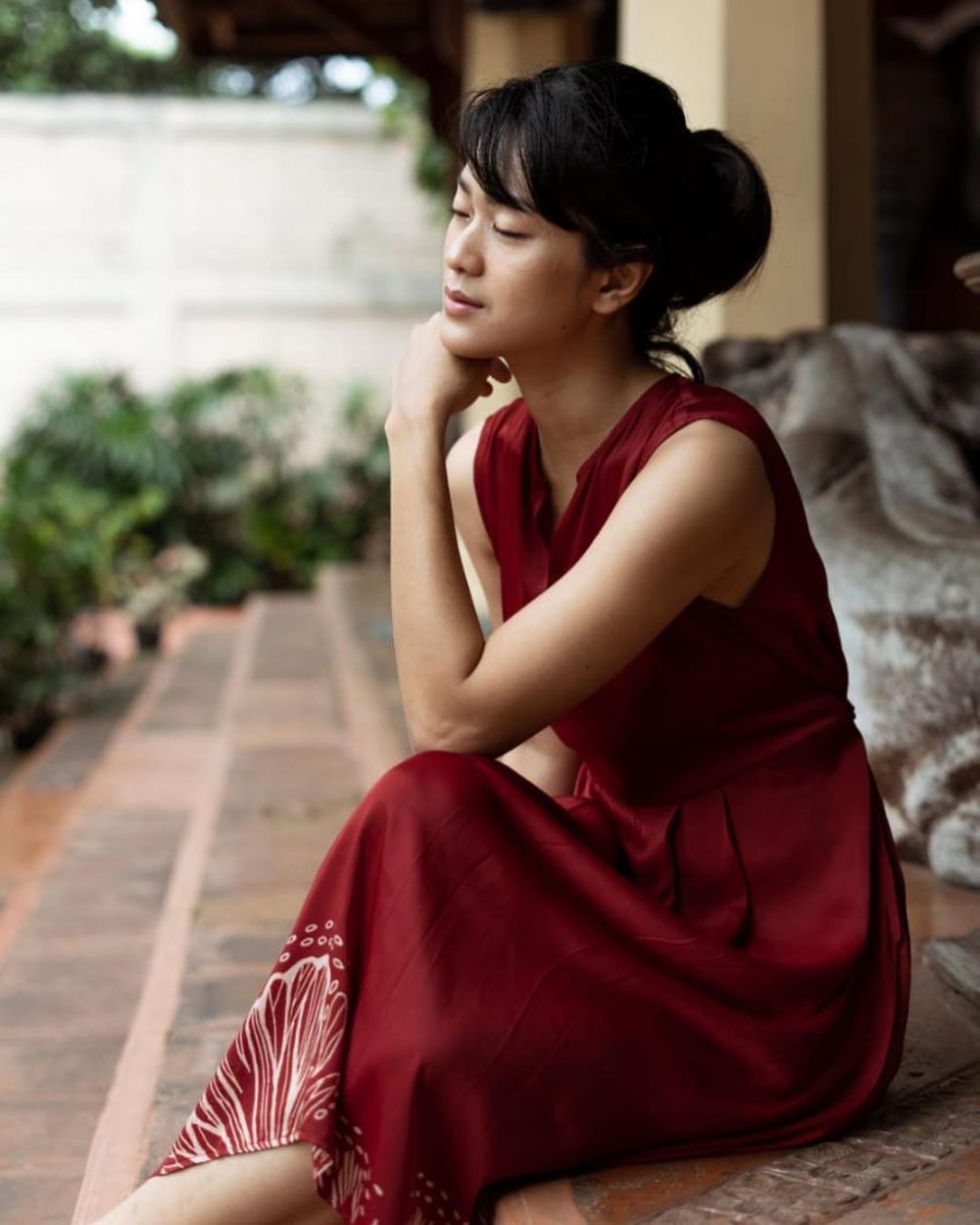 Biasa tampil tomboi, ini 10 potret anggun Prisia Nasution pakai dress