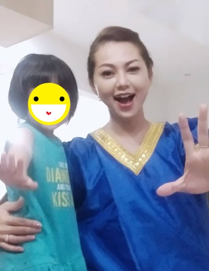 Beda gaya 7 finalis AFI cewek saat momong anak, Mawar stylish abis