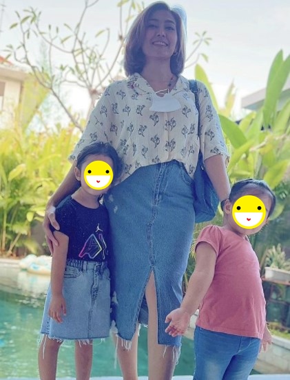 Beda gaya 7 finalis AFI cewek saat momong anak, Mawar stylish abis