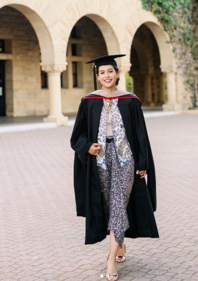 8 Pesona Maudy Ayunda pakai batik di hari kedua kelulusannya