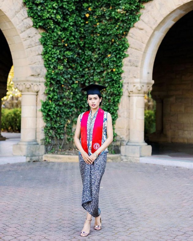 8 Pesona Maudy Ayunda pakai batik di hari kedua kelulusannya