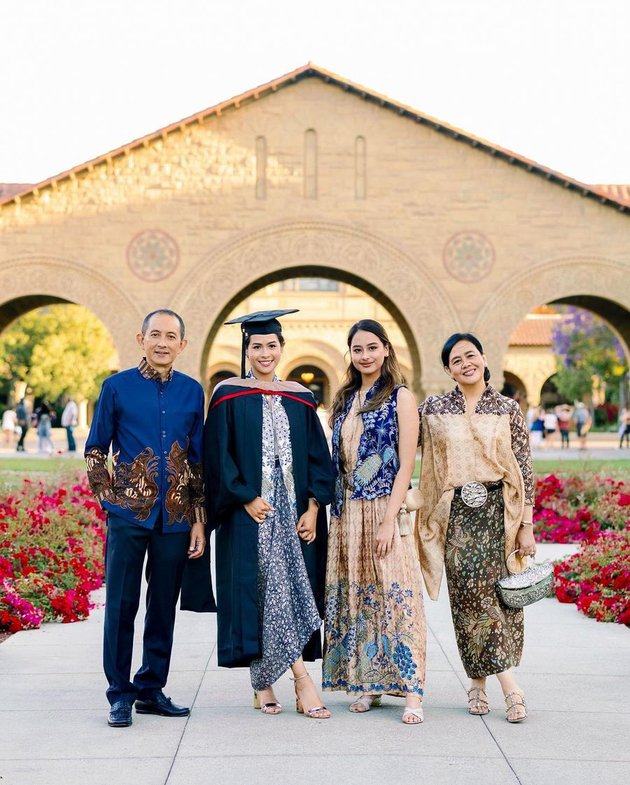 8 Pesona Maudy Ayunda pakai batik di hari kedua kelulusannya