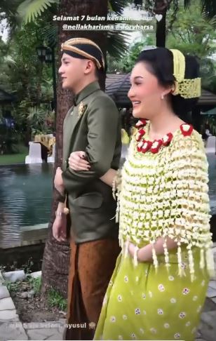 8 Momen tujuh bulanan kehamilan Nella Kharisma, auranya kian terpancar