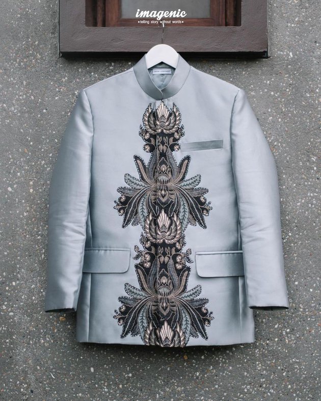 8 Detail busana Rizky Billar ketika lamaran, mewah dan tampak gagah