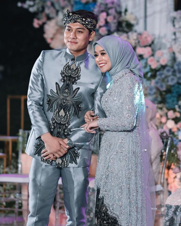 8 Detail busana Rizky Billar ketika lamaran, mewah dan tampak gagah
